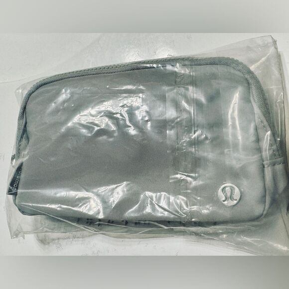 NWT Lululemon Everywhere Belt Bag Silver Drop Extended Strap Cute Hands Free - Picture 8 of 8